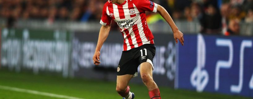 Hirving Lozano: Disapproving fans with an autograph signing by Hirving Lozano