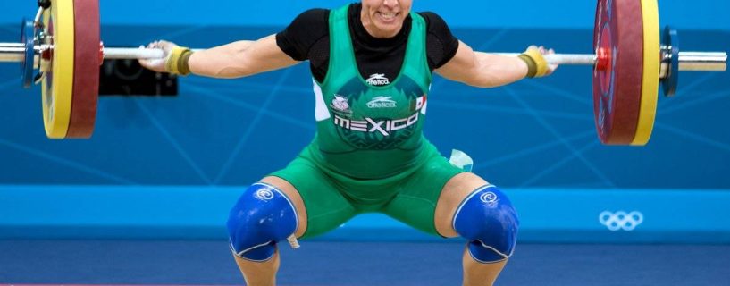 Luz Acosta weightlifting with her pregnancy